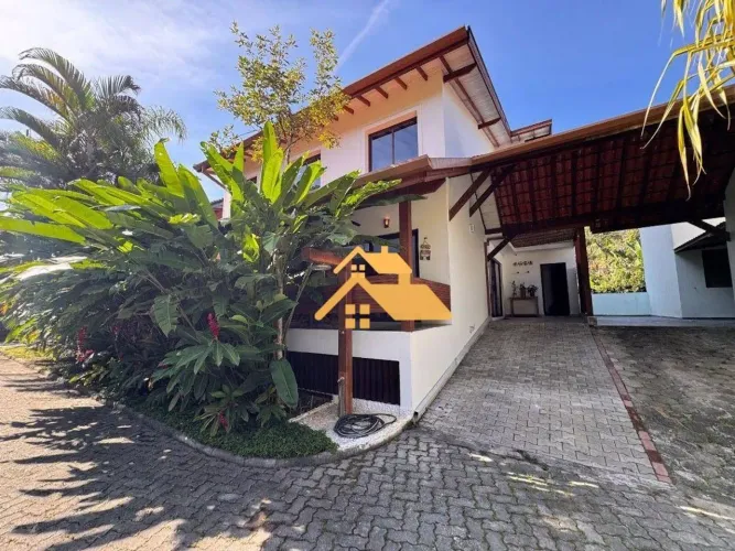 Casa de alto padrão em condomínio em Camburizinho, 5 dormitórios, mobiliada, com carregado