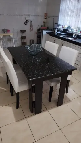 Mesa de jantar granito. 4 lugares. (Negociável)