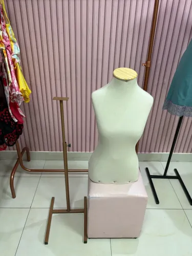 Manequim de tecido com pedestal