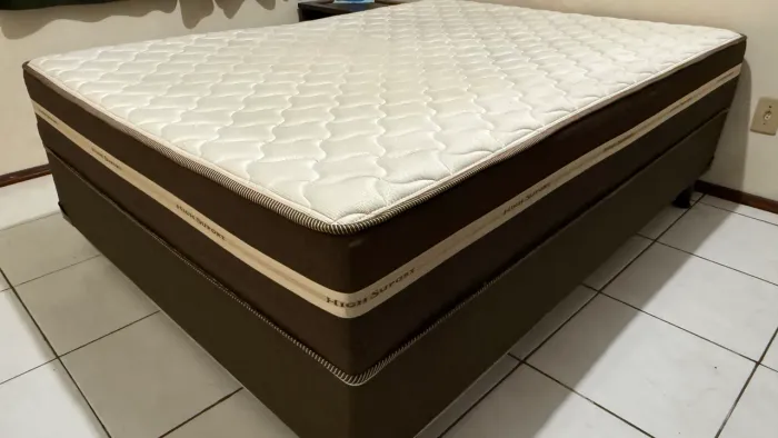 Cama box tamanho padrão em bom estado 