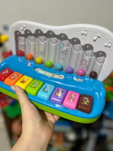 Pianinho interativo bilíngue