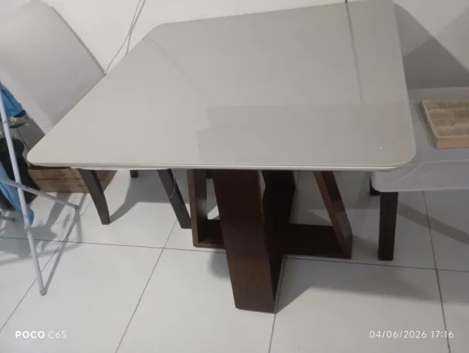 Mesa com duas cadeiras