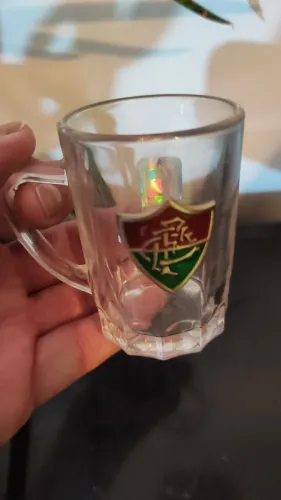 Xícara de café com o símbolo do fluminense.