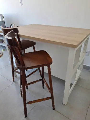 Mesa alta com duas banquetas