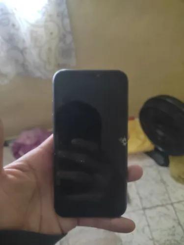 iPhone 11 com tela quebrada