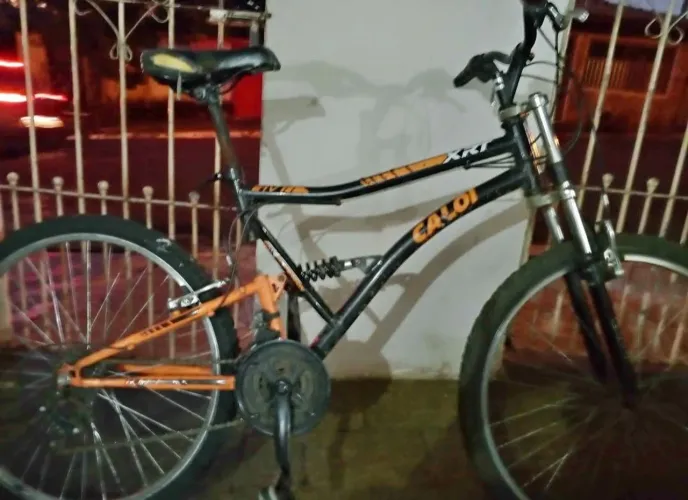 Vendo bicicleta caloi aro 26 freios e marcha ok .. amortecedor ok... so andar