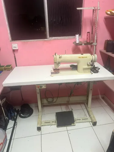 Máquina de costura reta industrial