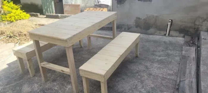 Mesa de madeira maciça toda parafusada e reforçada com dois bancos