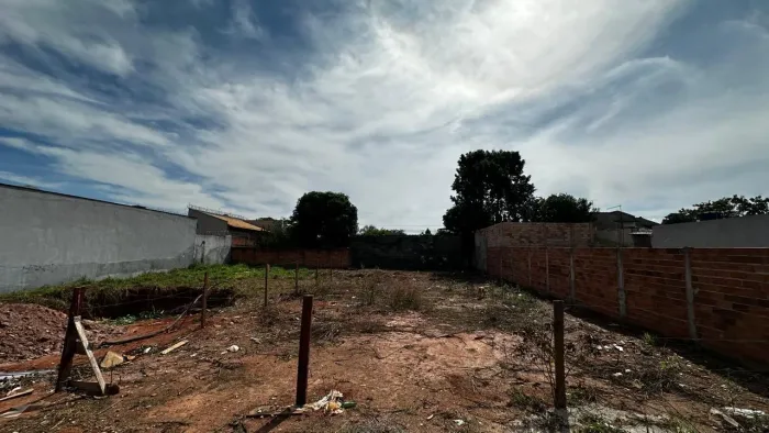 Lote 12 x 25 m no residencial laranjeiras , senador Canedo - go
