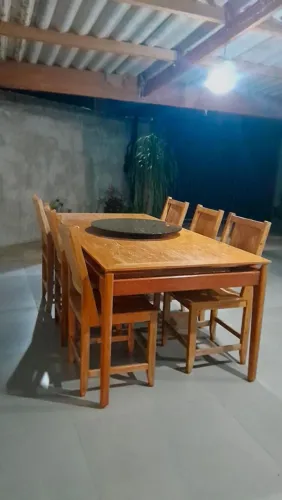 Mesa com 06 cadeiras. Design moderno...100% madeira.