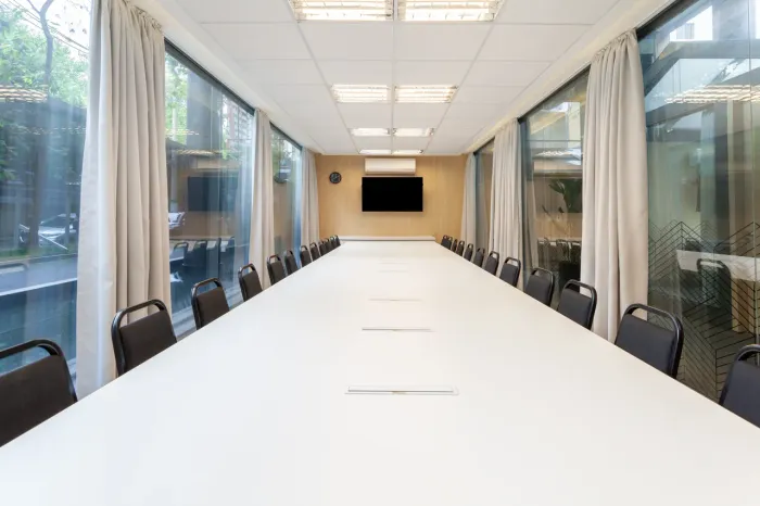 Espaço de escritório lindamente projetado para 10 pessoas em Spaces Spaces, Berrini