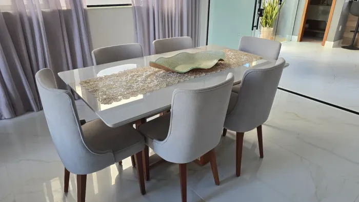 Vendo mesa de jantar com 6 cadeiras