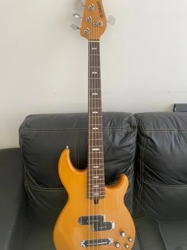 Baixo Yamaha BB615