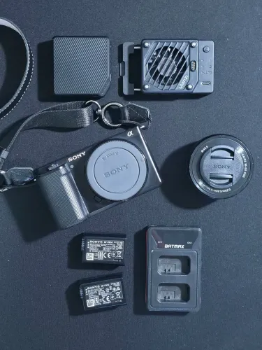 Sony ZV-E10 + Lente do Kit + Kit Stream Completo
