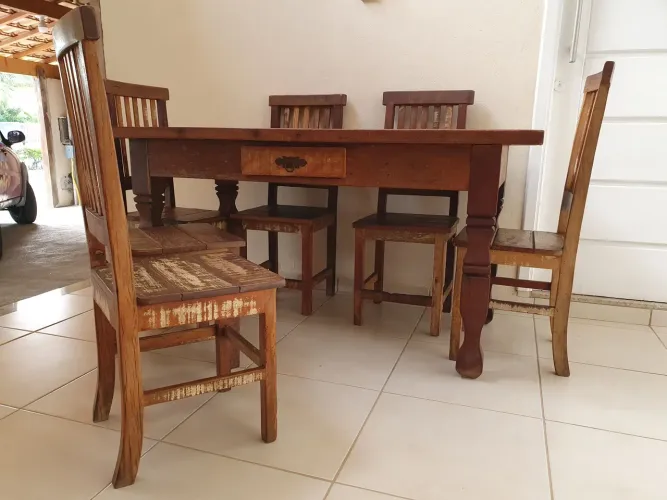 Mesa com 6 cadeiras de madeira 