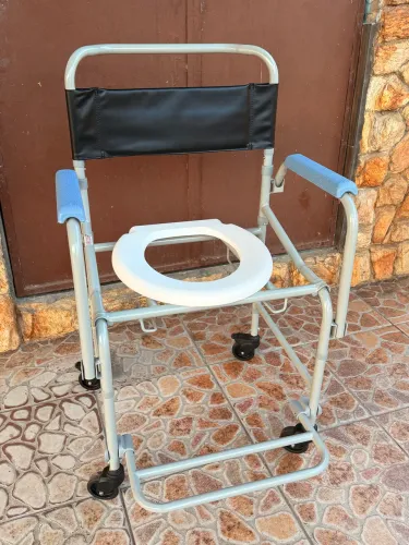 Cadeira De Banho Higiênica D40 Resistente e Prática Para Idoso - Dellamed