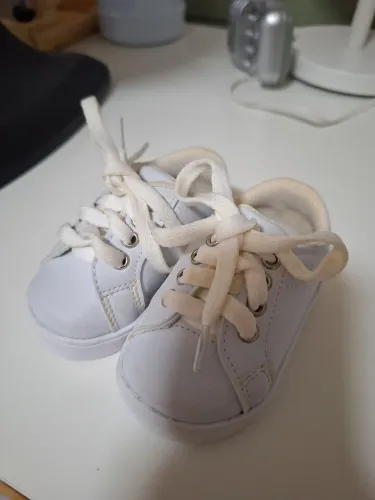 Sapato de bebê branco n° 17, usado poucas vezes R$ 20,00 . Não entrego.