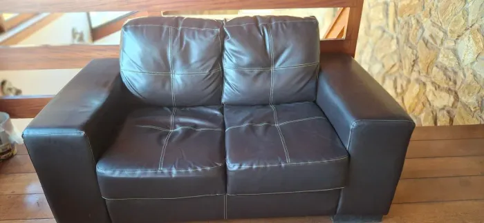 Sofá corino 2 lugares