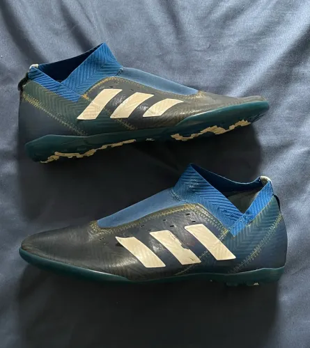 Chuteira Adidas azul nêmesis 42