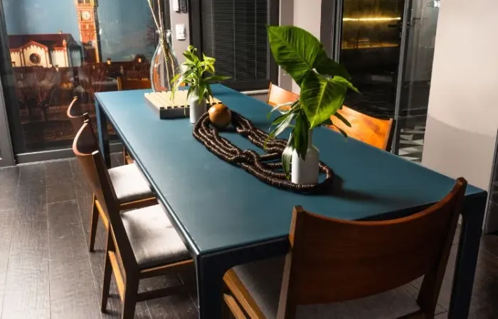 Mesa de jantar azul petróleo + 4 cadeiras de madeira maciça