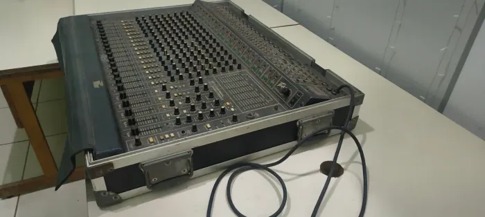 mesa de som vintage Peavey MK-IV Commercial de 16 canais.