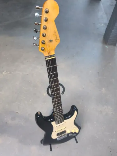 Guitarra HSS com Logo Fender