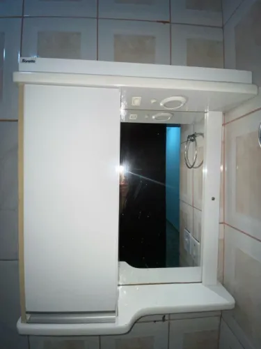 ARMÁRIO DE BANHEIRO ESPELHO E LUMINÁRIA