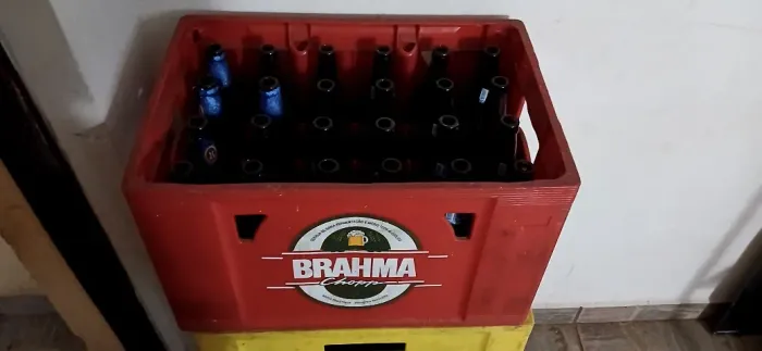 Caixa com Casco Vazio de Engradados Ambev Cerveja 600ml