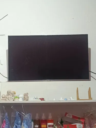 Televisão média com defeito para retirada de peças 