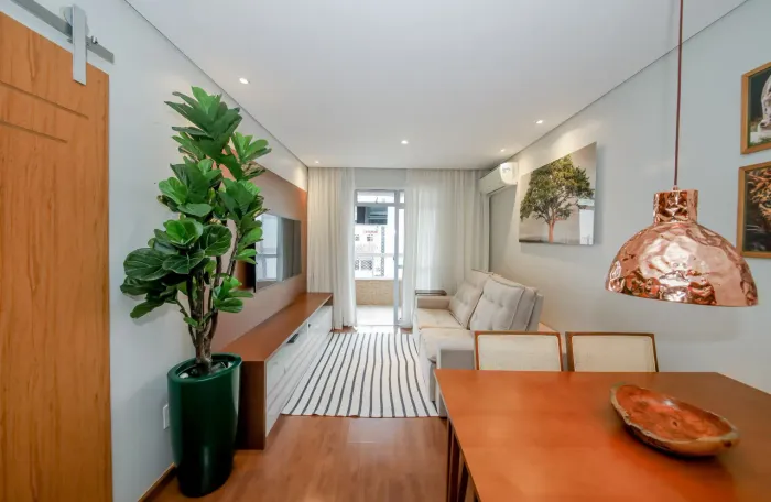 Apartamento com móveis planejados e varanda no Cascatinha para venda
