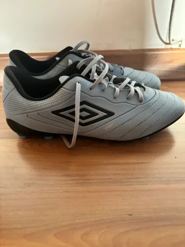 Chuteira de campo umbro azul, tamanho 41