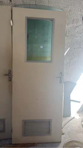 PORTA COM VISOR 0,80 x 2.10
