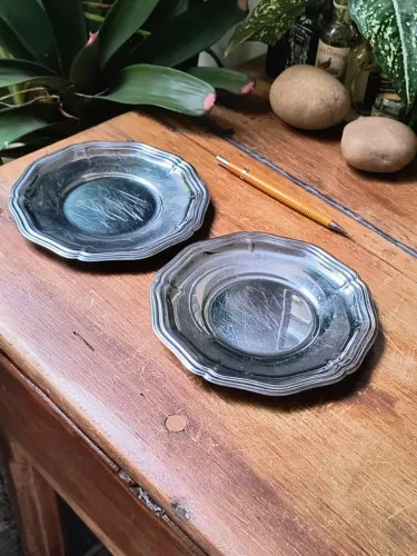conjunto com 2 bandejas em inox redondas trabalhadas antigas anos 60 decoração cozinha