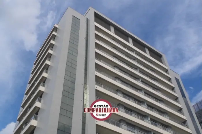 Apartamento mobiliado com sacada e infraestrutura de alto padrão -