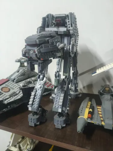 75189 - First Order Heavy Assault Walker LEGO paralelo