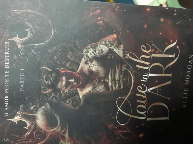 Livro Love in the dark-Ellie morgan