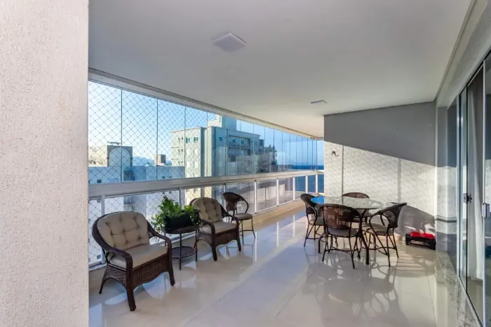 Cobertura com 4 suítes vista mar no edifício Pérola do Atlântico na Meia Praia em Itapema