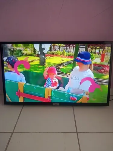 Uma tv vendendo