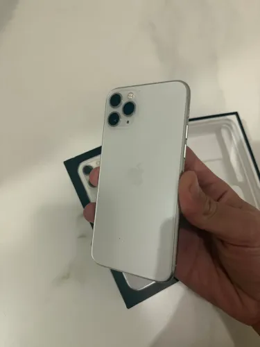 iPhone 11 Pro com caixa sem detalhe
