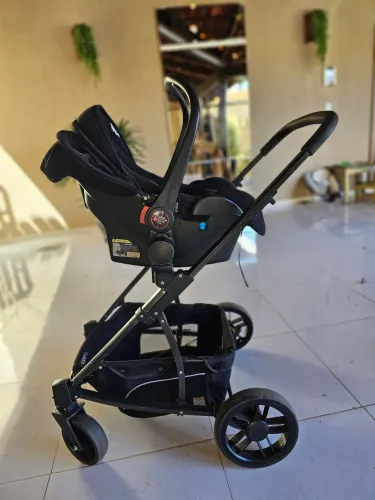 Carrinho com bebê conforto 