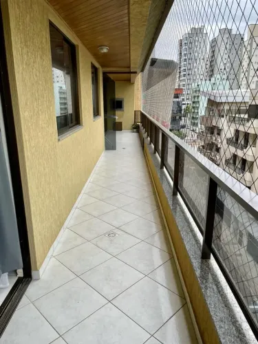 Prédio frente Mar para Locação de Temporada na Meia Praia