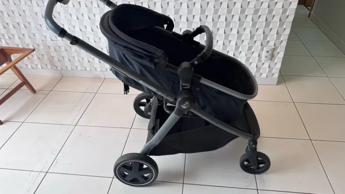 Carrinho de bebê + bebê conforto