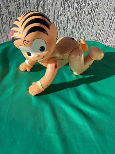 Boneca da Mônica que engatinha e fala 