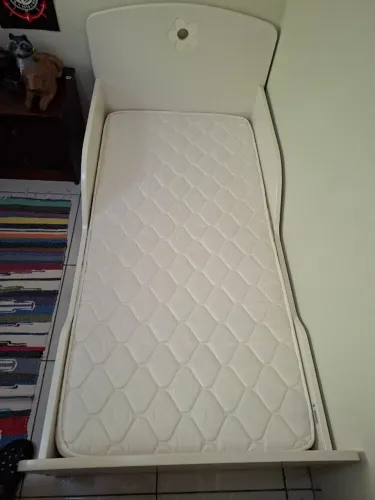 Cama infantil Montessoriana/baixa, estilo "caminha", branca com detalhe de flor vazada.