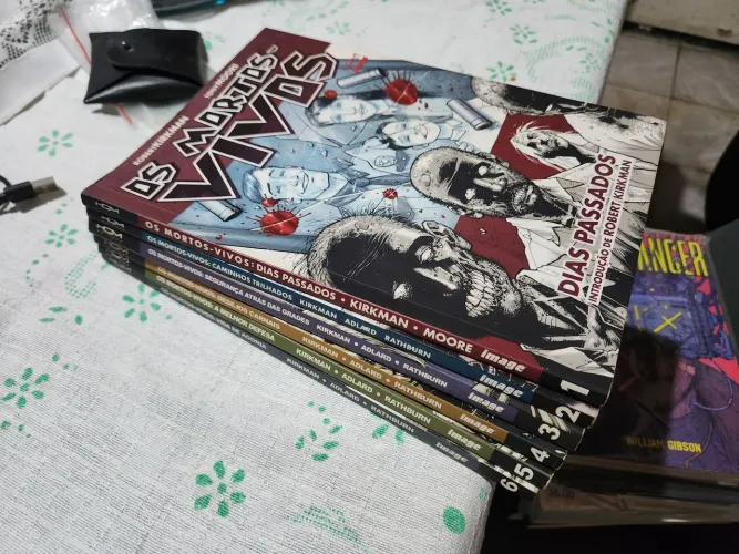 HQ Os Mortos-Vivos Vol. 1 a 6