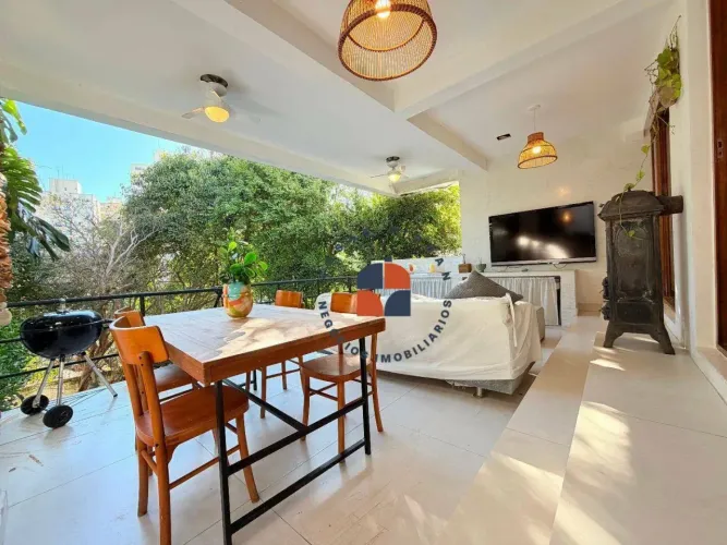Sobrado com 3 suítes, piscina e localização privilegiada!