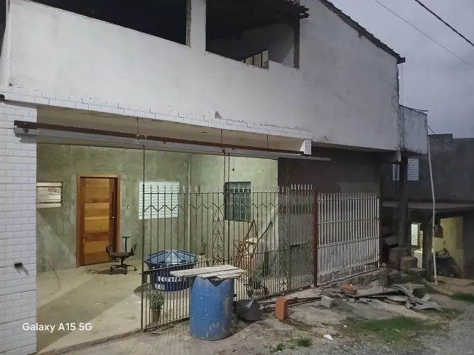 Dois sobrando 4 casas 300 mil 4 casas pelo preço d duas . 2 km da praça aracariguama