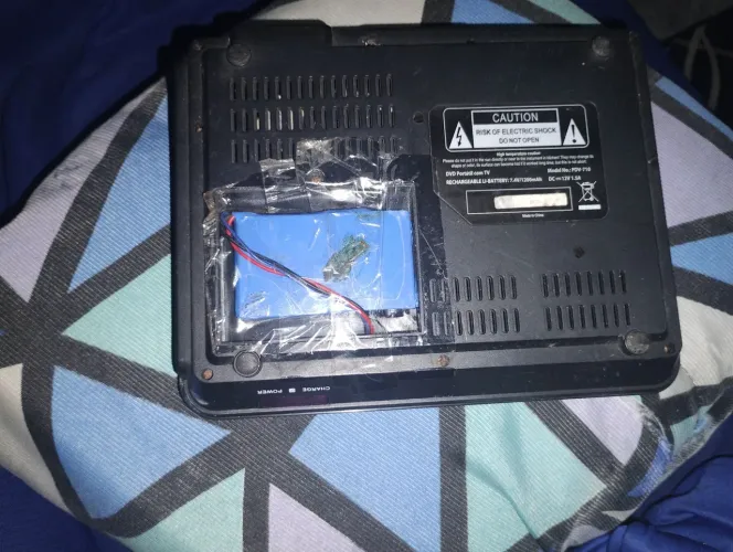 DVD portátil com com 2 disquetera lotada de filmes 