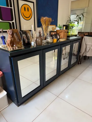 Buffet em madeira maciça com espelhos