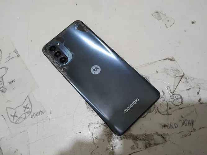 Celular Motorola moto g62 não funciona nem vibra pra retirar peças. Não faço entrega.